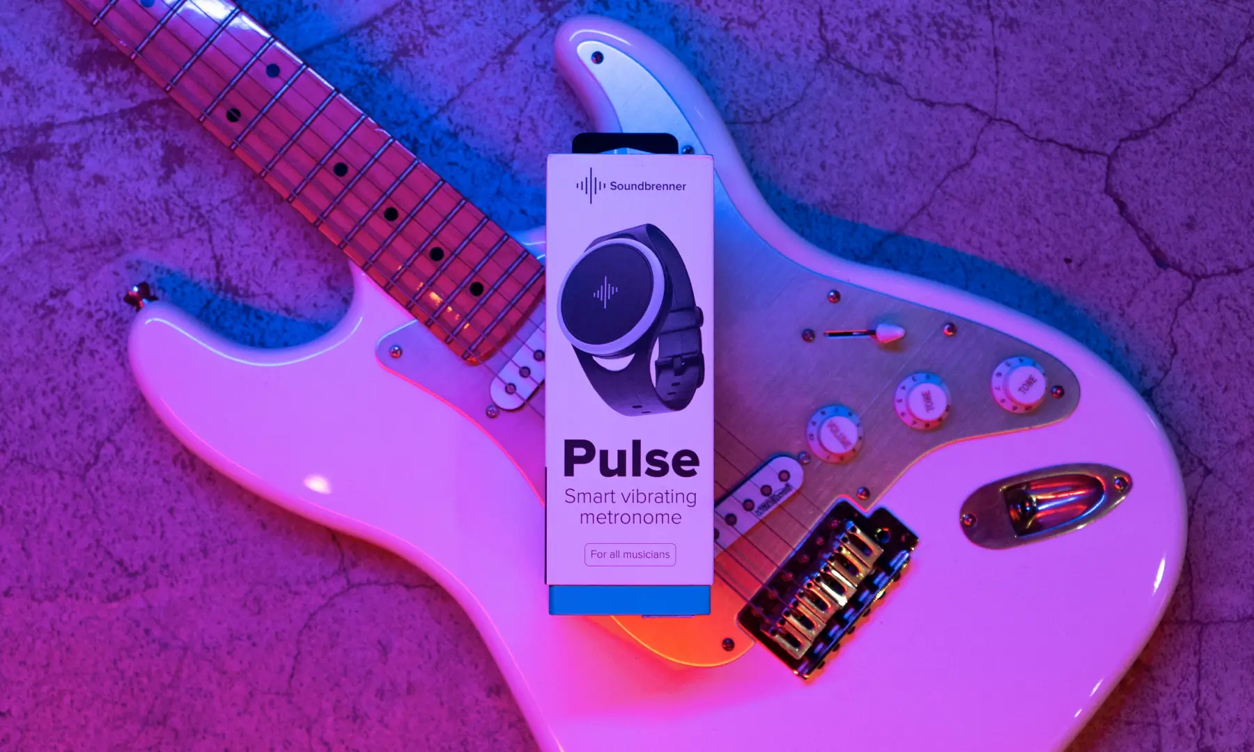 Soundbrenner Pulse na caixa sobre guitarra