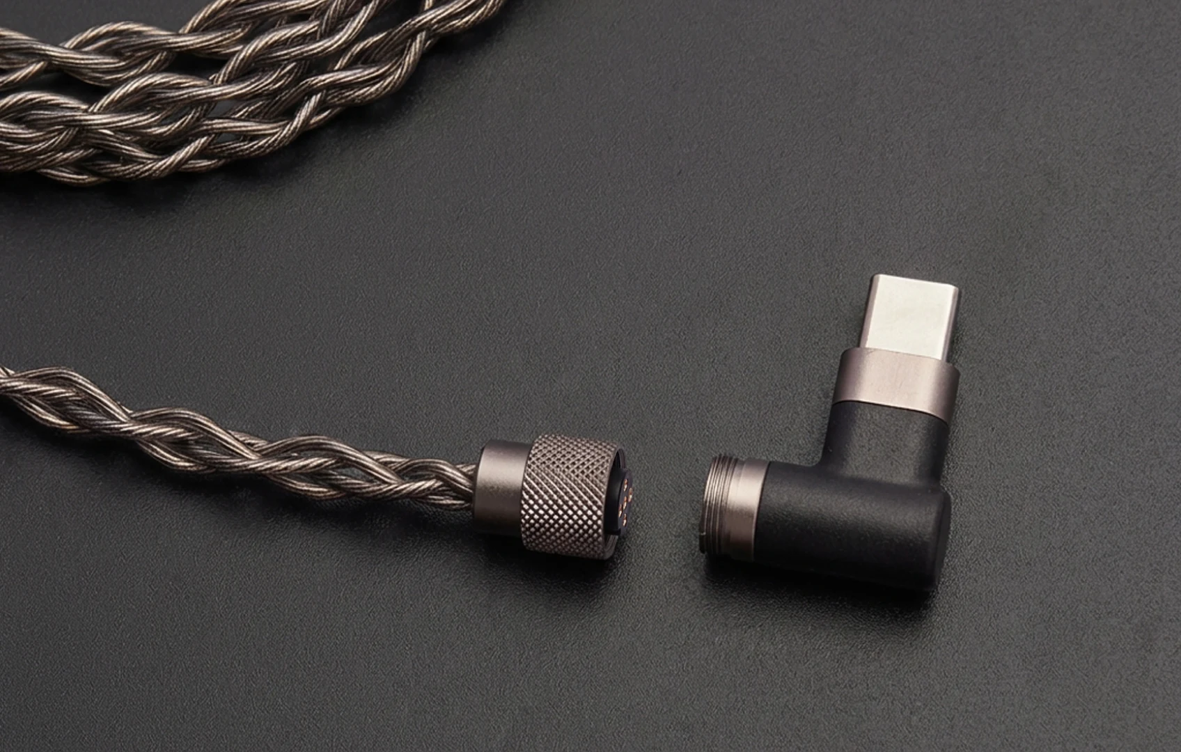 Image for El caso escéptico a favor de los IEMs con cable en el escritorio